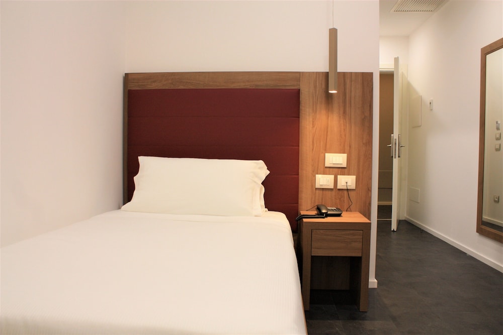 V Hotel 25/54