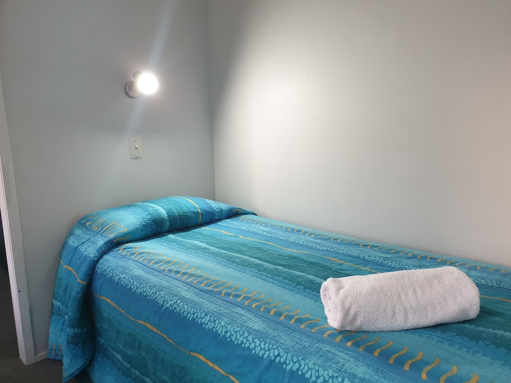 Averill Court Motel 18/63