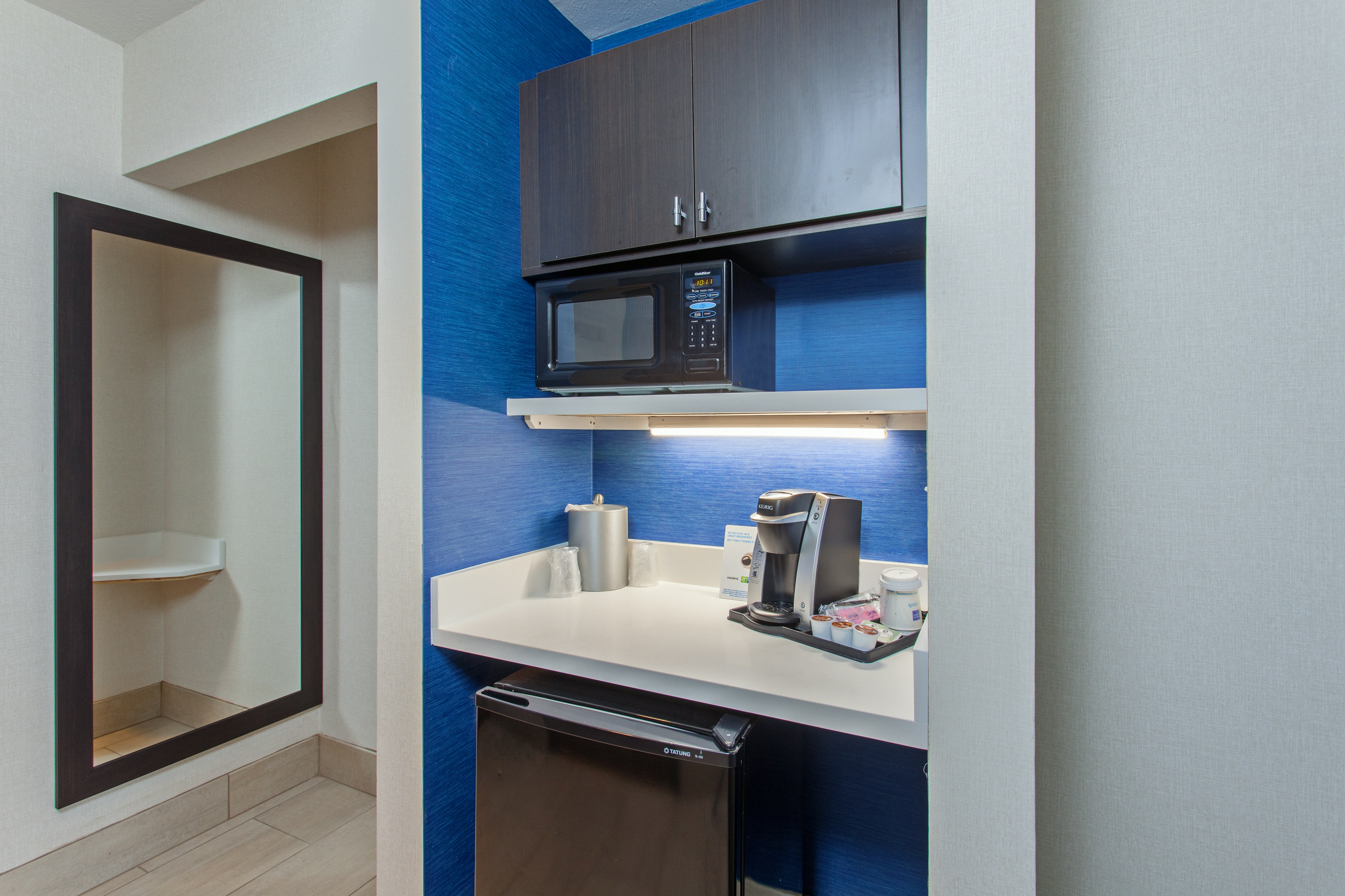 Holiday Inn Express Hotel Suites Oakland Airport 55/55