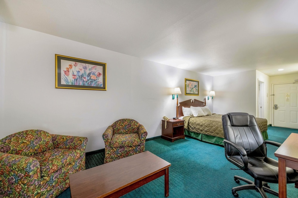 Travelodge by Wyndham Decatur TX 28/39