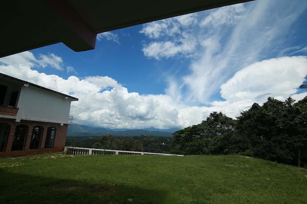 Mahaweli Regent Hotel 33/42