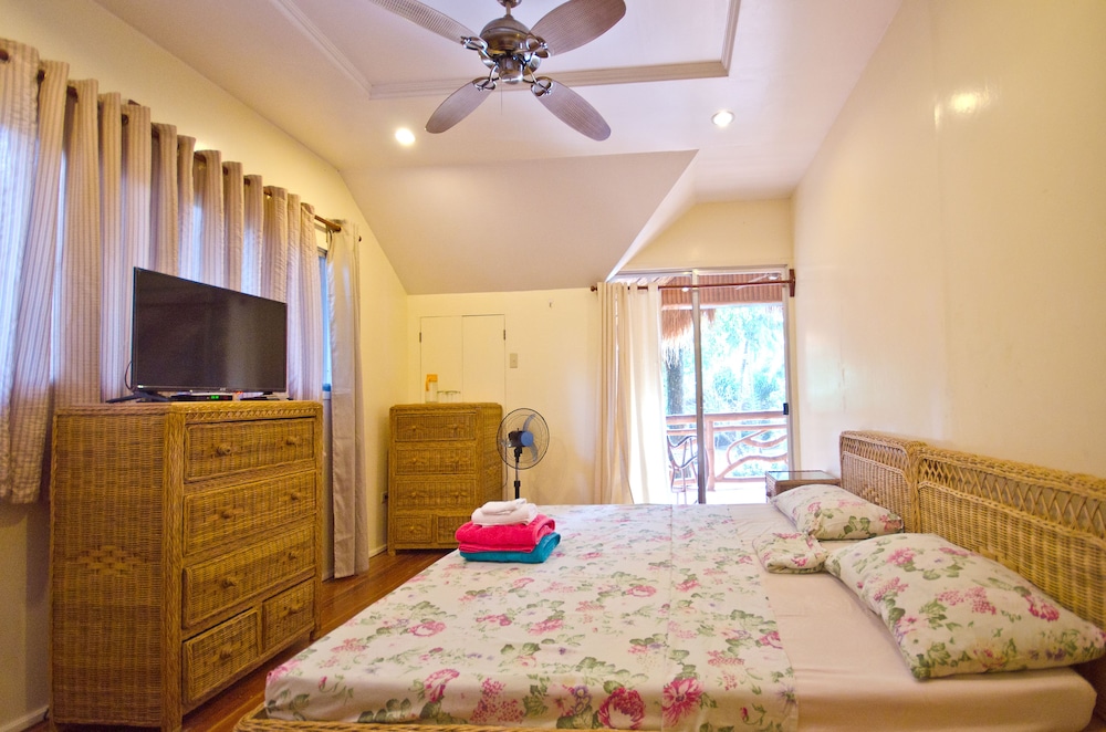 Mikes Dauin Beach Resort 37/70
