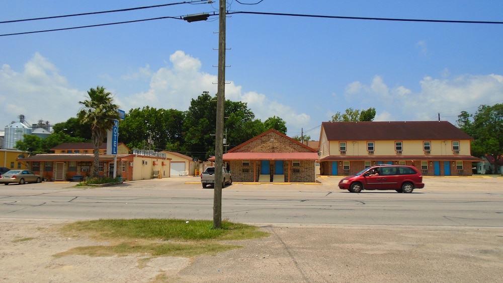 TOWN HOUSE MOTEL 49/61