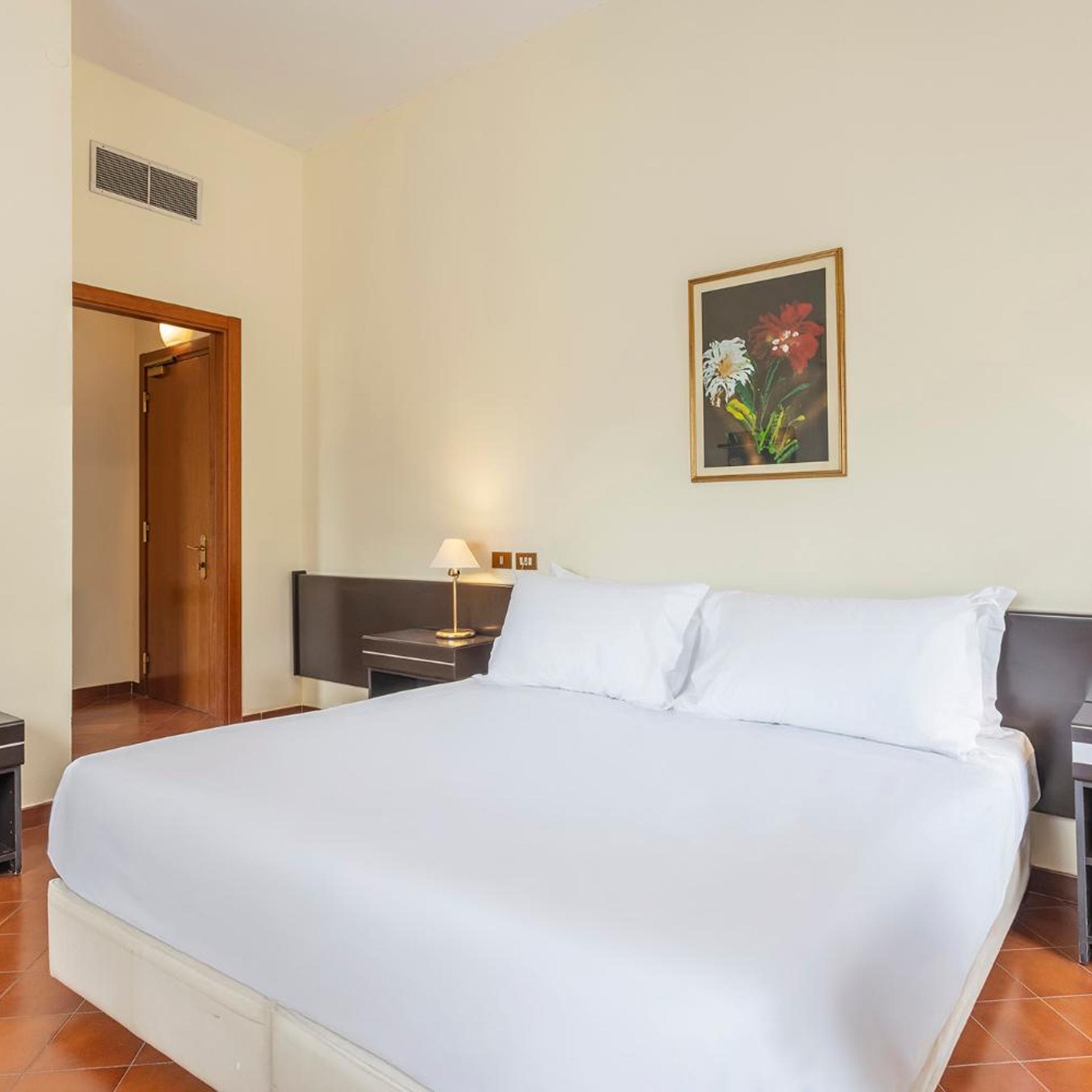 ROOM, DOUBLE OR TWIN BED