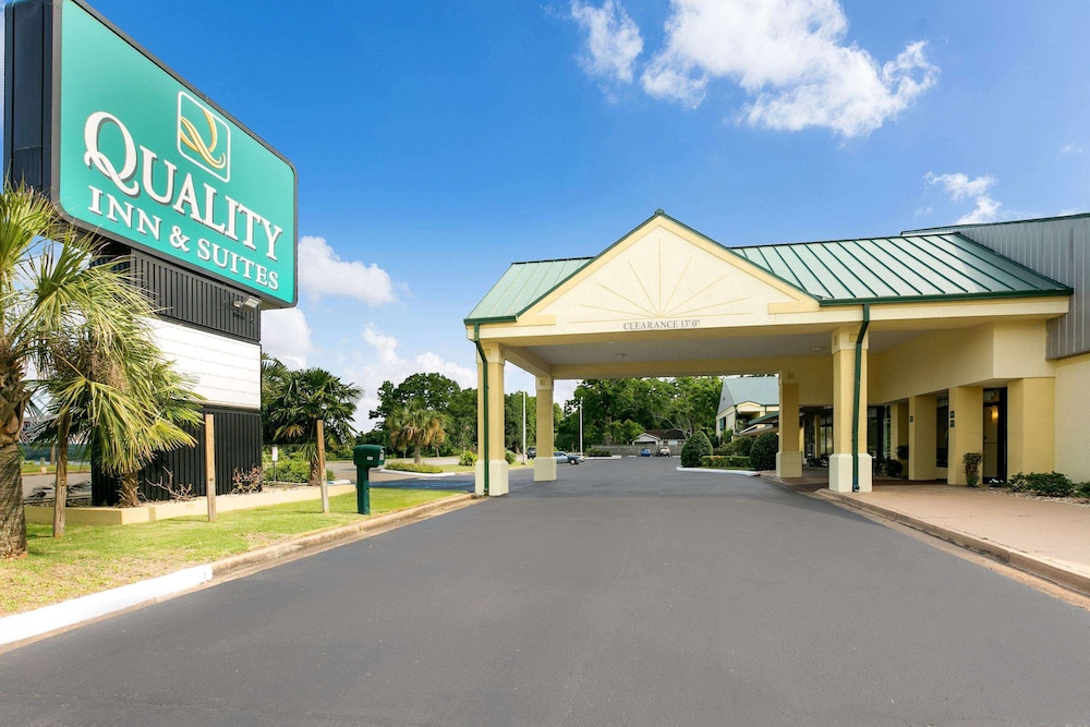 Quality Inn & Suites near Lake Eufaula 33/41