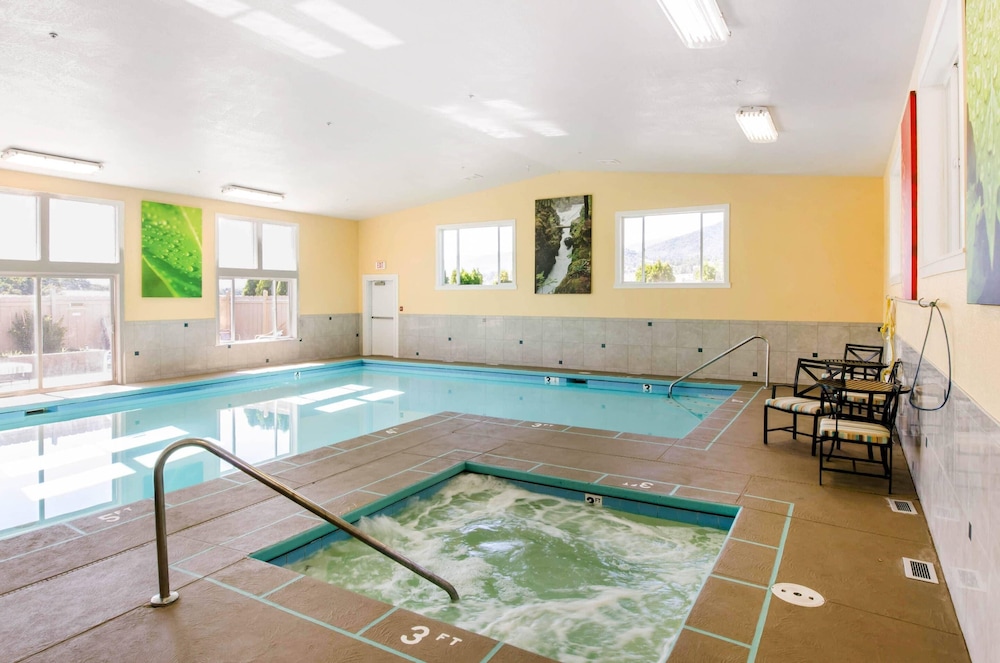 Comfort Inn & Suites Ashland, OR 22/40