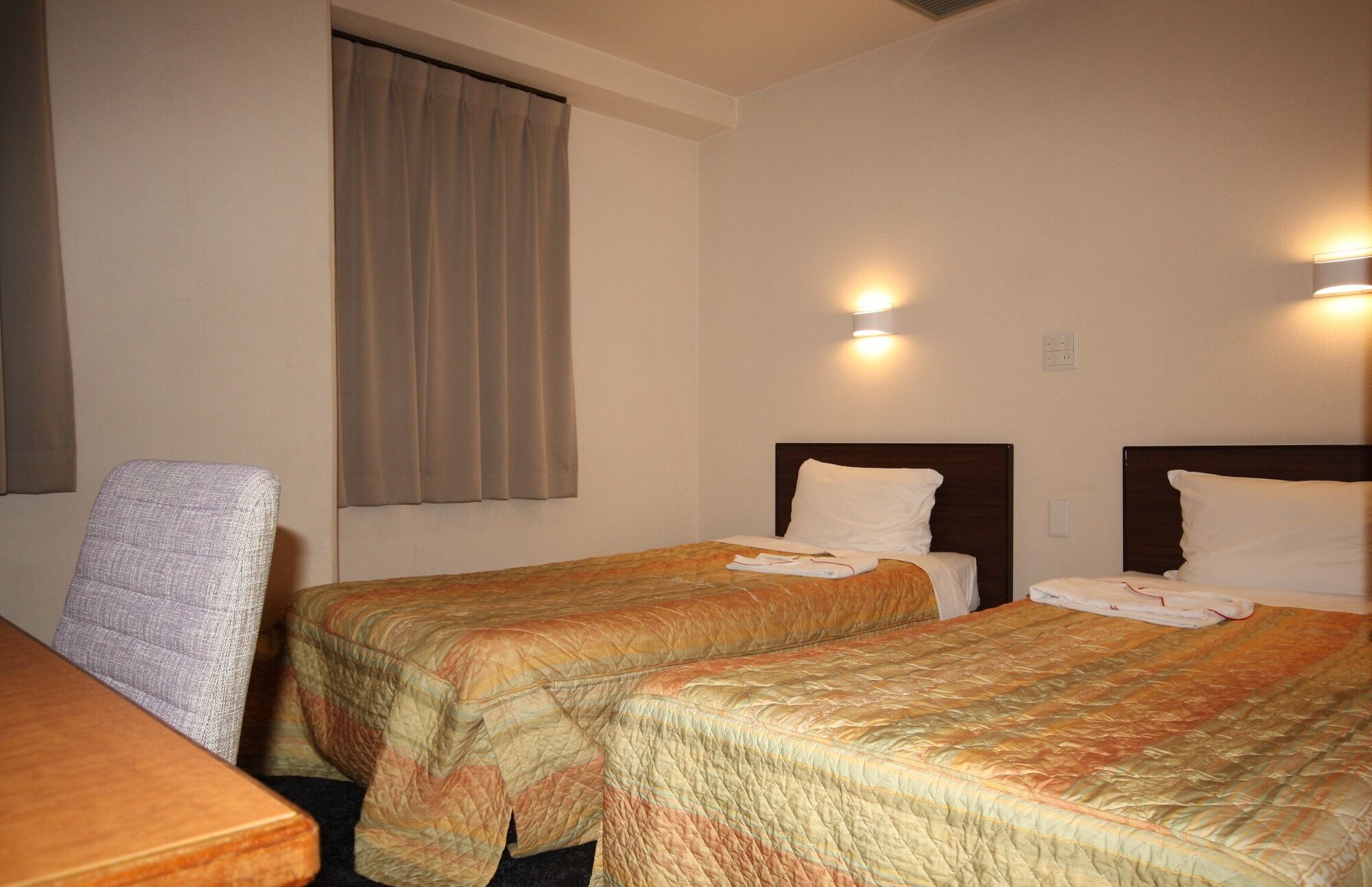 ROOM, TWIN BEDS