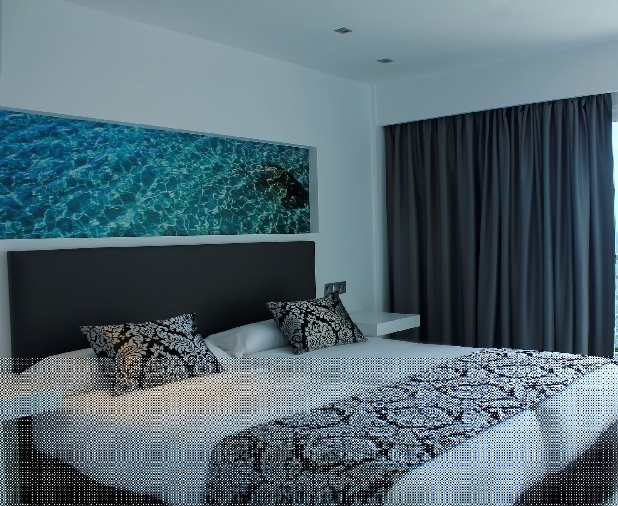 ROOM, SINGLE
