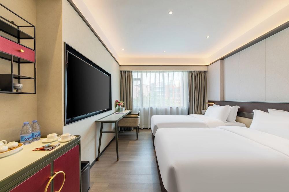 Business, Twin Beds, Hill View