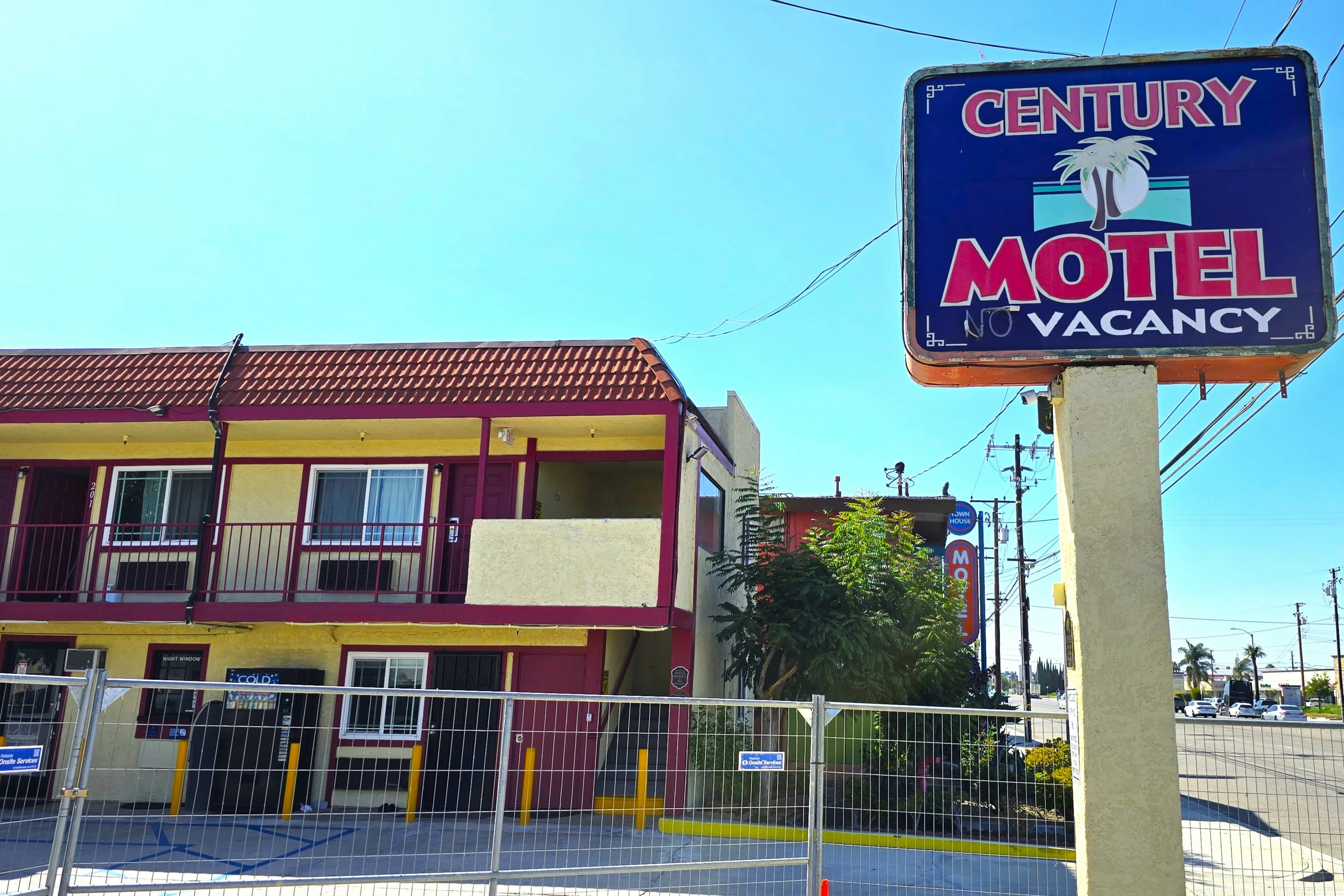 Century Motel 4/39