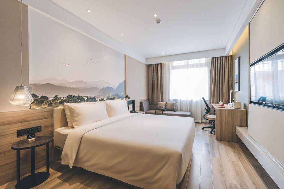 Elegant, Queen Bed