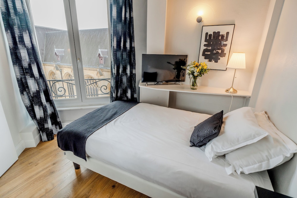 ROOM, SINGLE