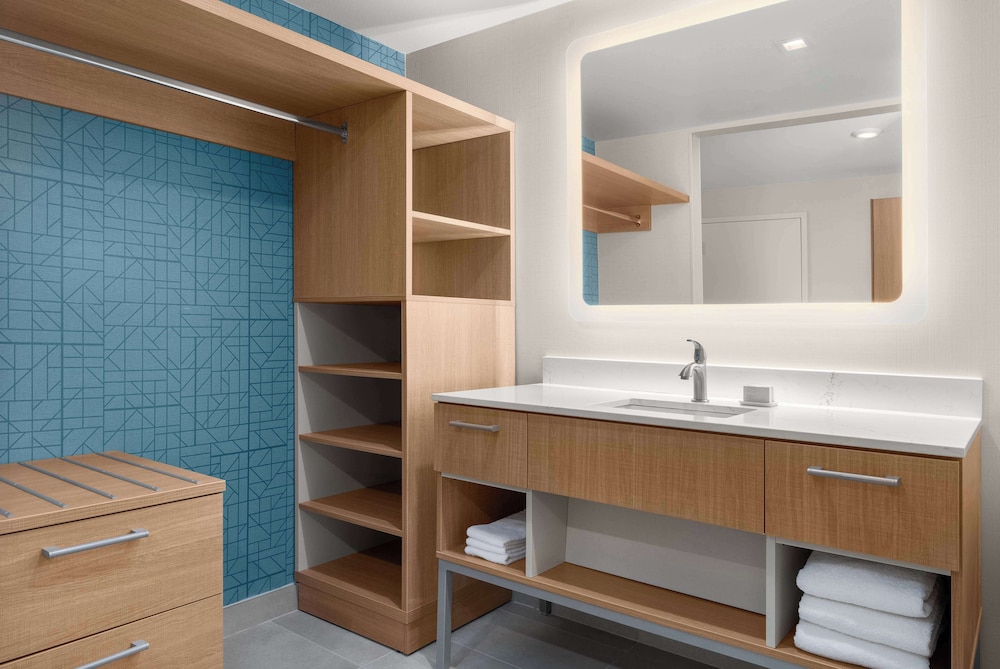Efficiency, Studio, King Bed, Accessible