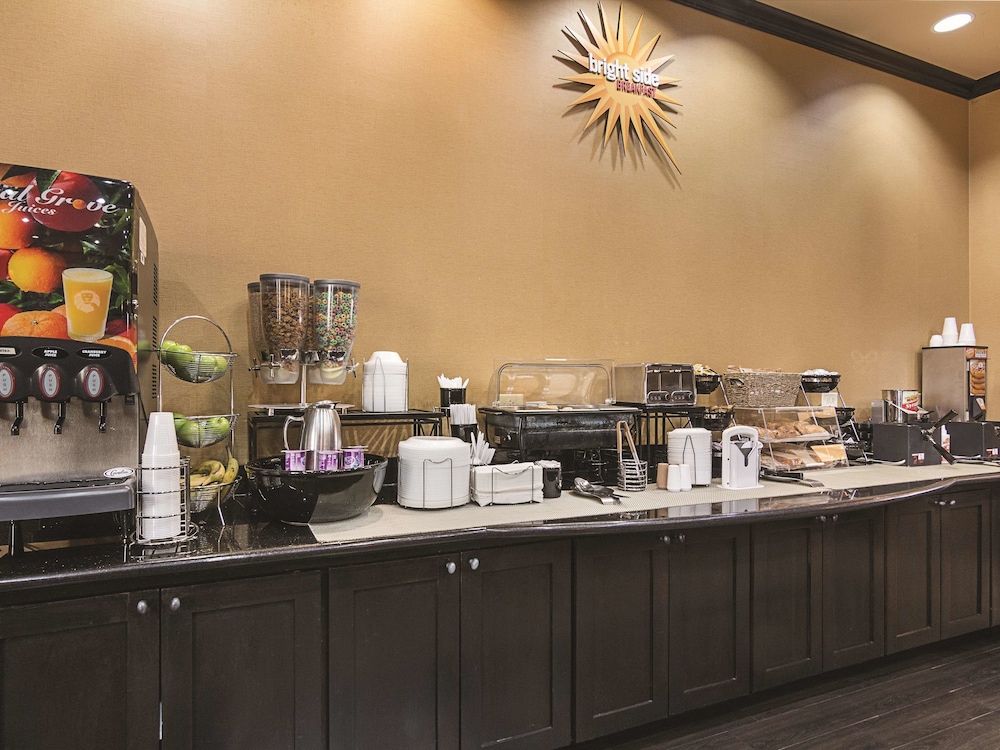 La Quinta Inn and Suites by Wyndham Mt. Pleasant 64/72