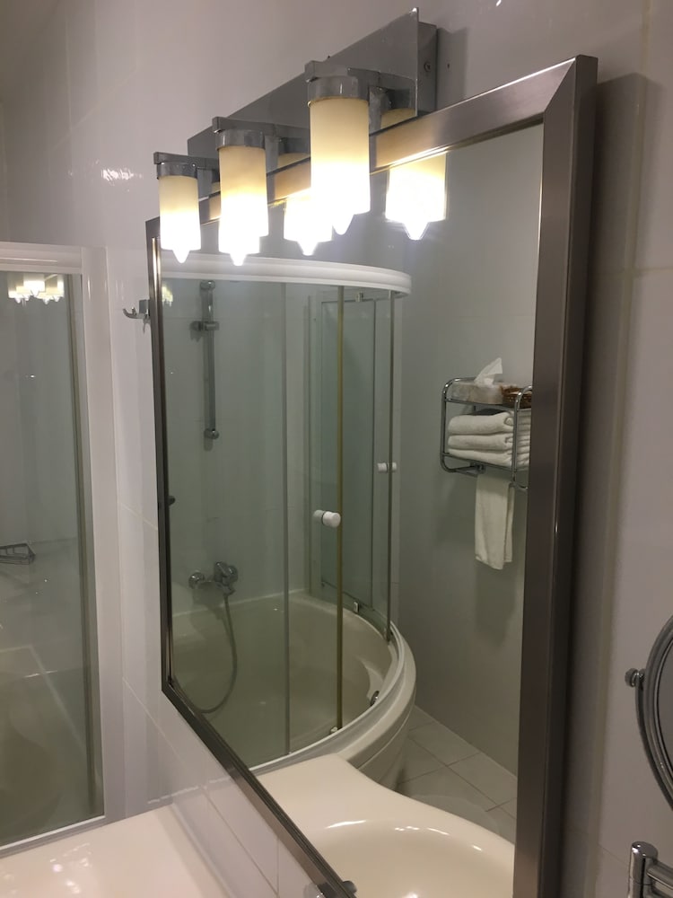 Elegance Hotel & Casino 50/50
