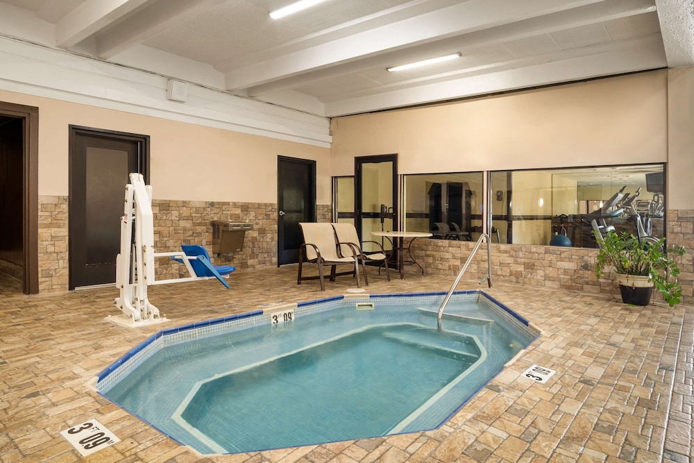 AmericInn by Wyndham Grand Rapids Airport North 34/62