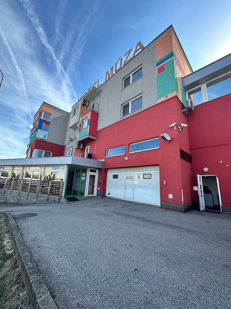 Garni Hotel Muza 43/50