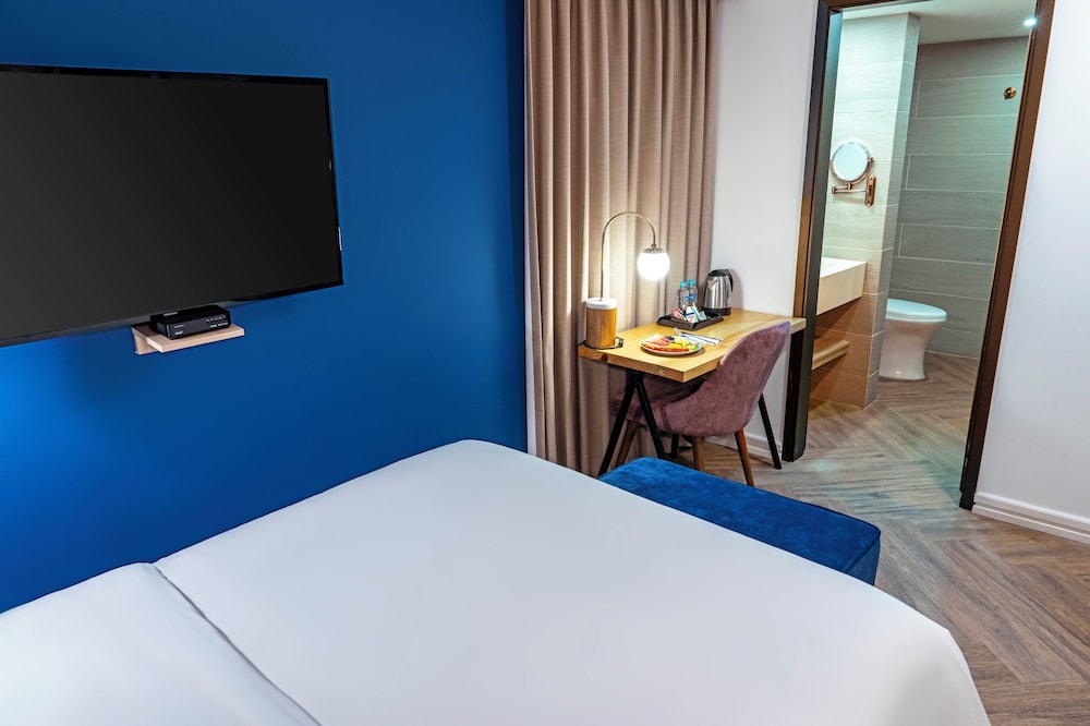 1 Queen Bed