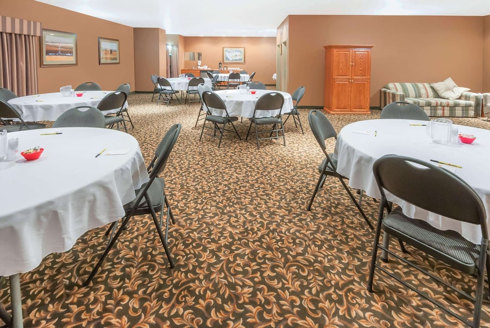 Super 8 By Wyndham Three Hills Ab 24/36
