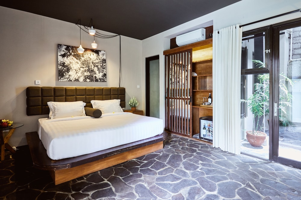Suite, King Bed, Pool Side