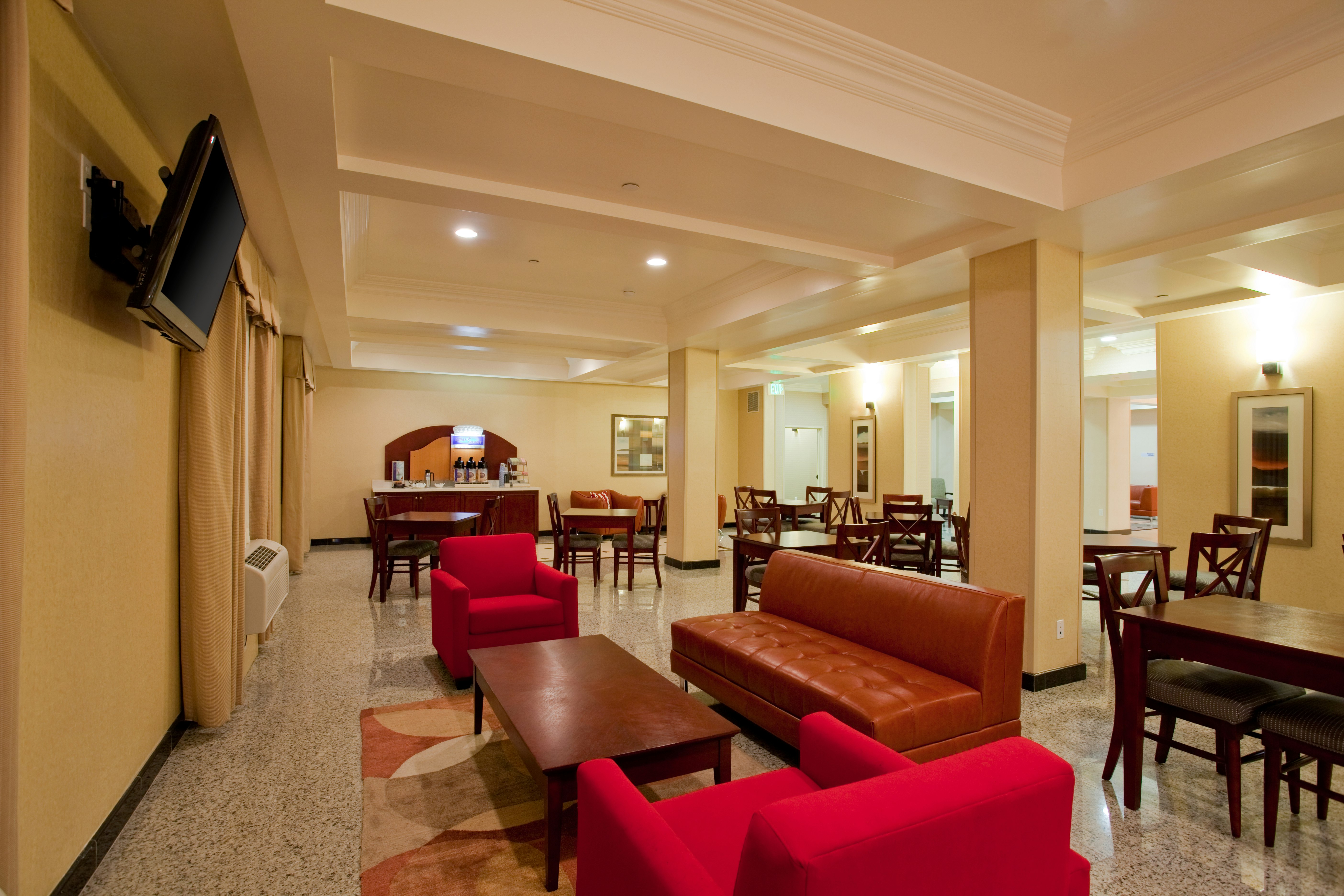 Holiday Inn Express and Suites Los Angeles Airport Hawthorne 33/53