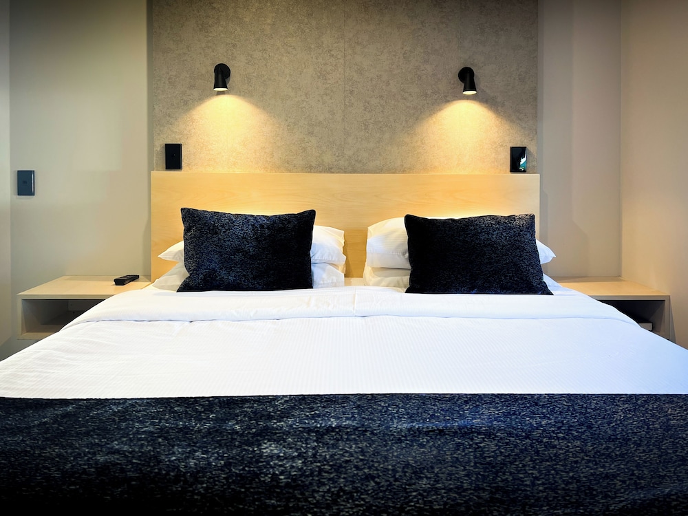 2 BEDROOMS, APARTMENT, JETTED TUB