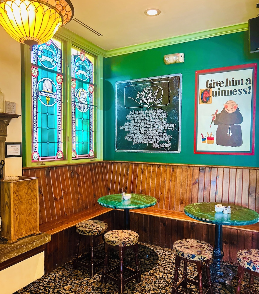 County Clare Irish Inn & Pub 12/26
