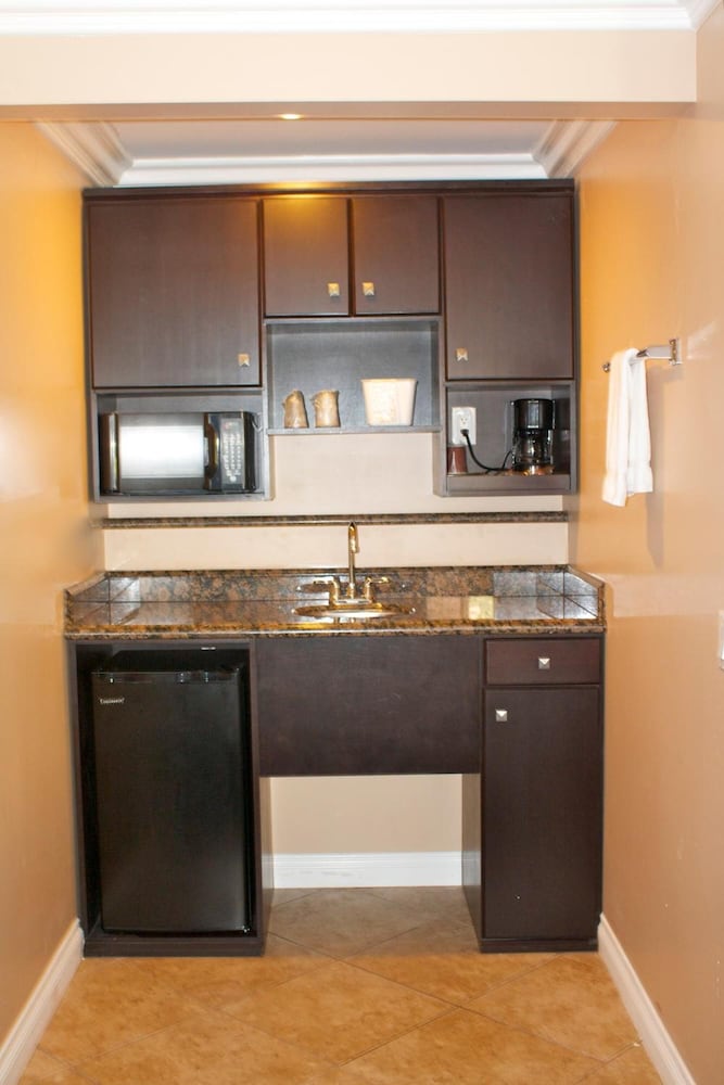 Garden Inn Suites 11/55