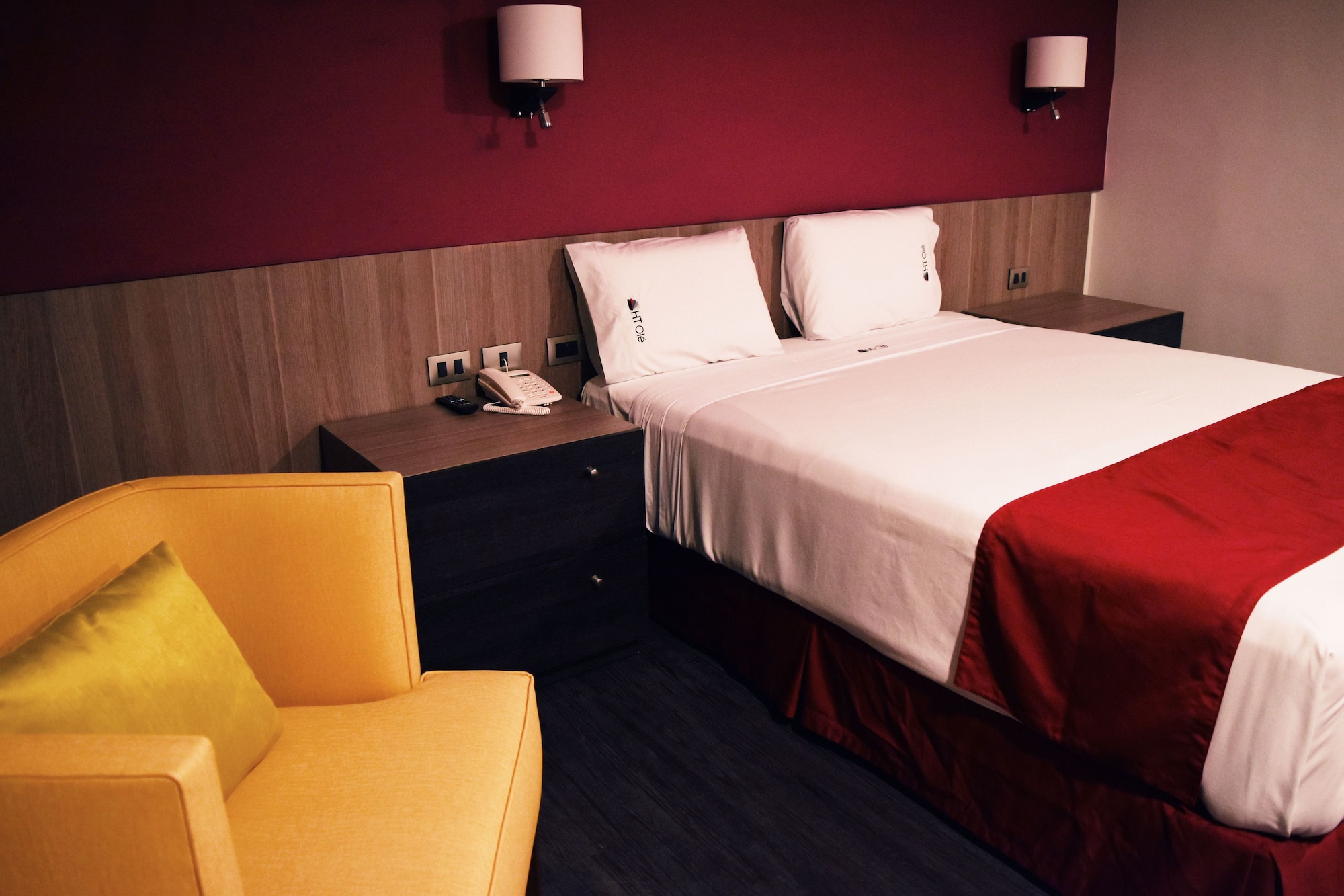 ROOM, QUEEN BED