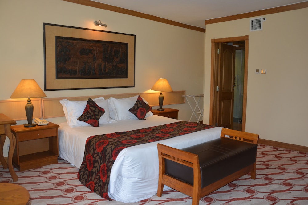 DELUXE, DOUBLE OR TWIN BED