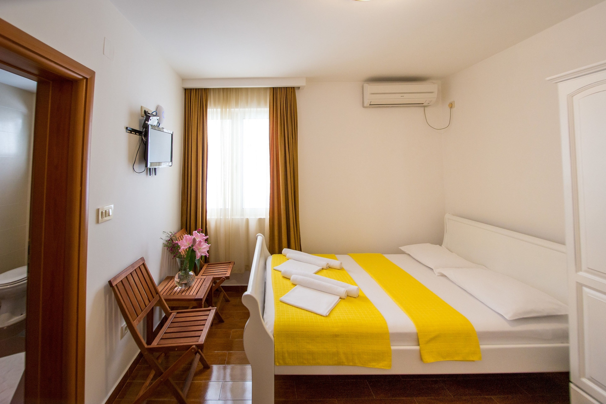 Comfort, Triple, 1 King and 1 Single Beds, Hill View 2/5