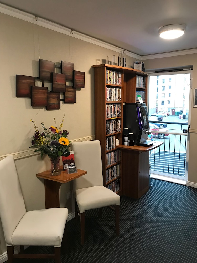 The Knight Residence by Mansley Serviced Apartments 38/46