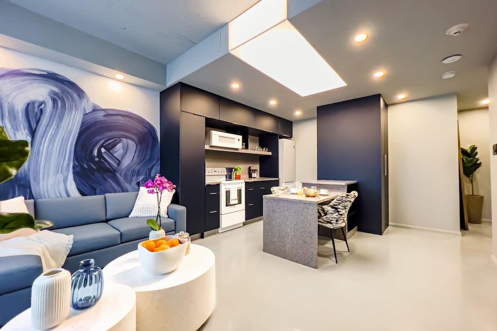 Pierce Boutique Apartments 6/73