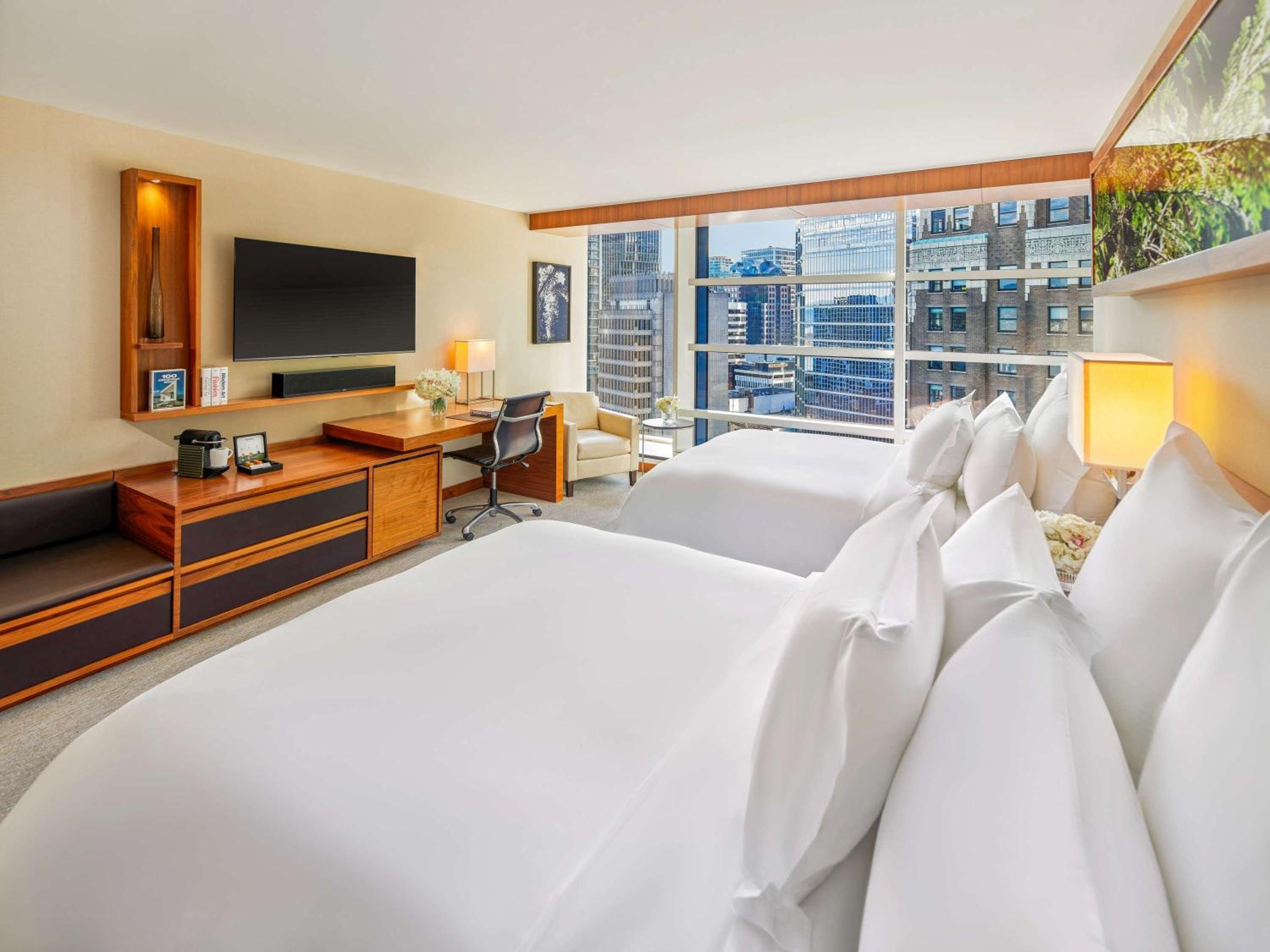 Deluxe, King Bed, 2 Queen Beds, City View, Fairmont Pacific Rim 4/7