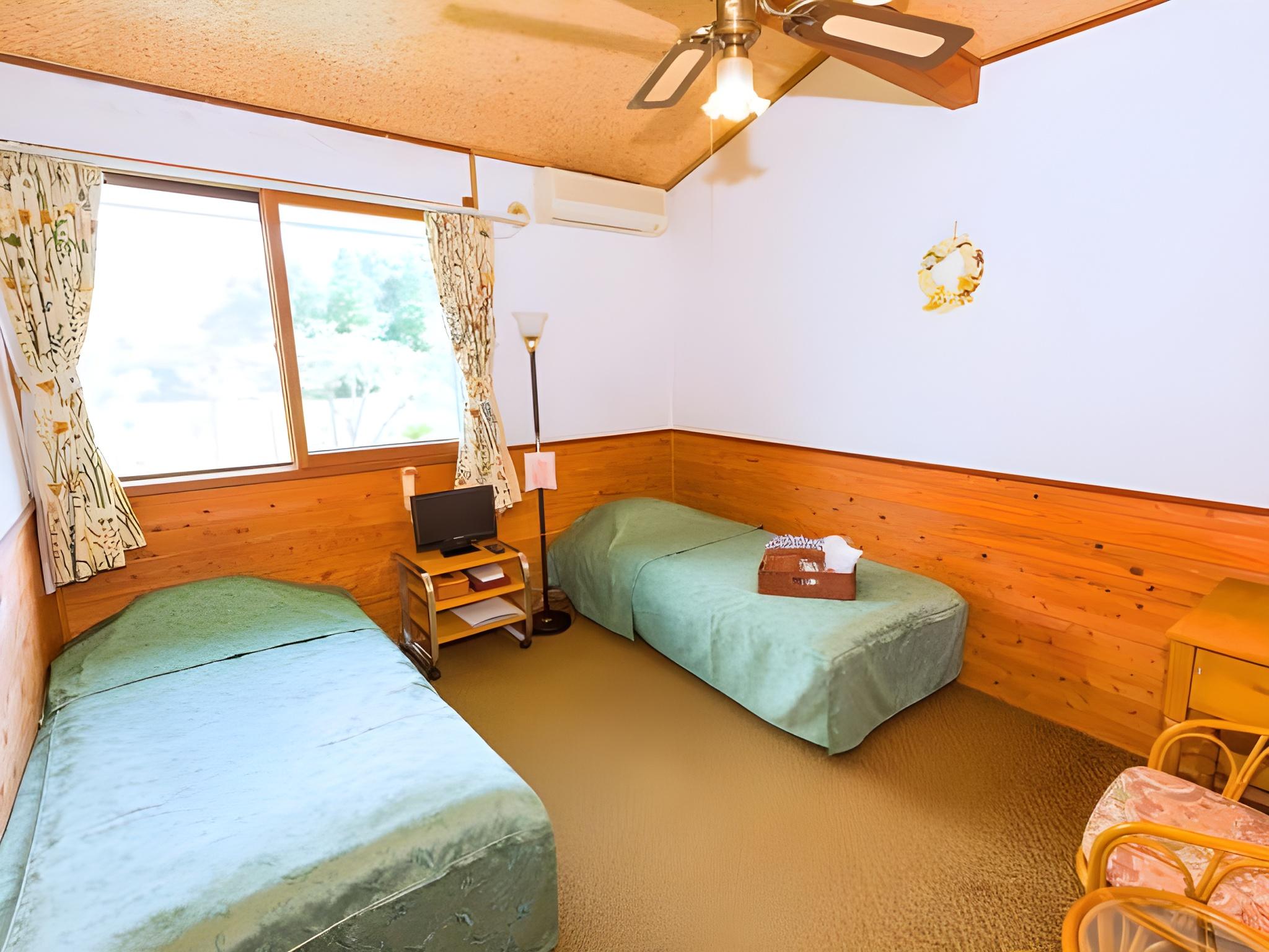 Room, Twin Beds, No Toilet, No Bathroom