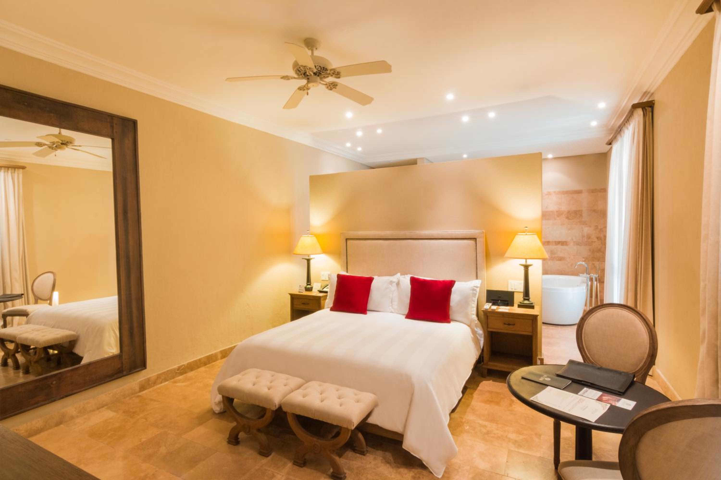 جناح بسرير كوين، Bastion Luxury Hotel 2/6