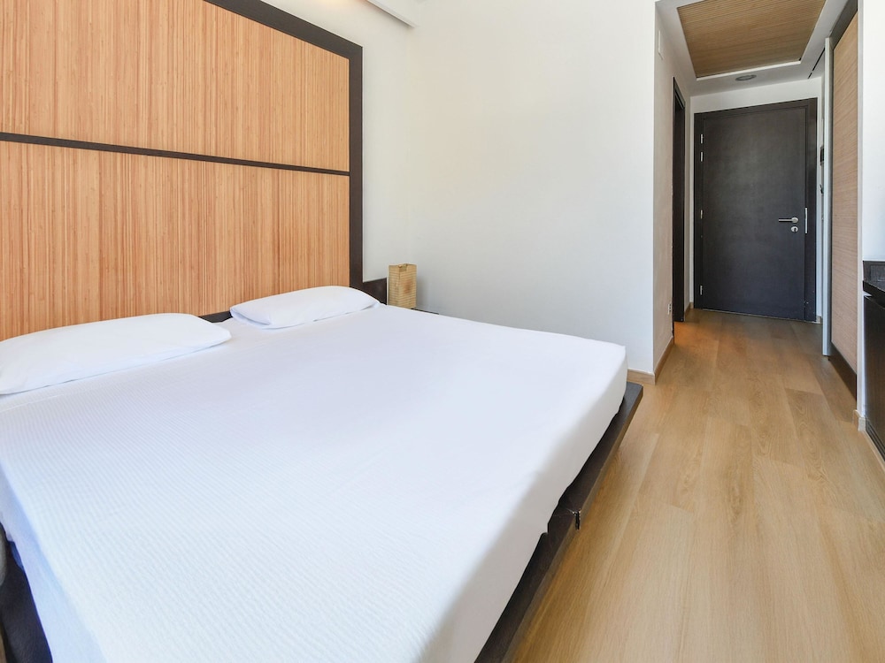STANDARD, QUEEN BED