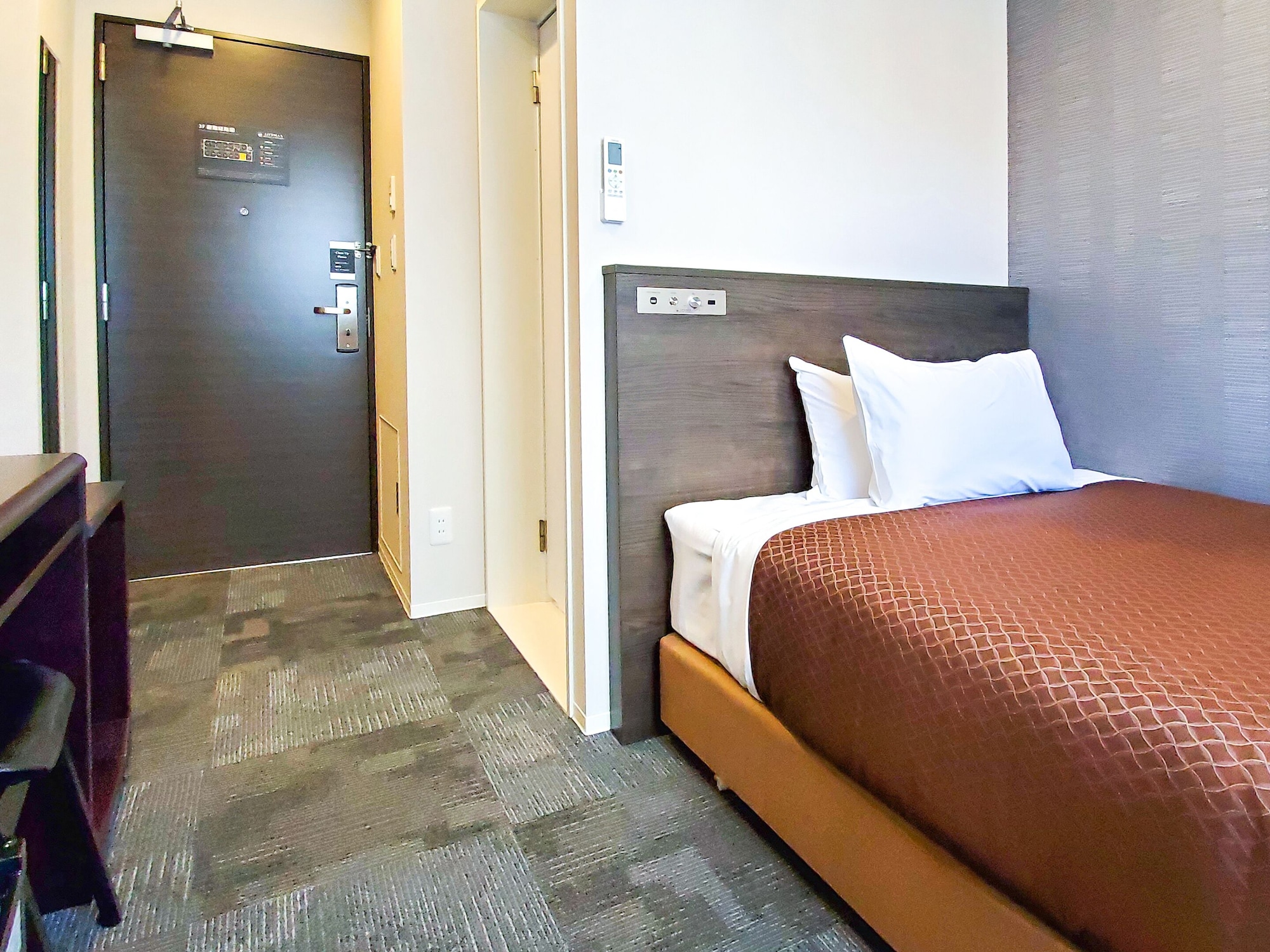 ROOM, SINGLE