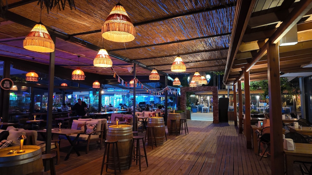 Patio Hotel 18/25