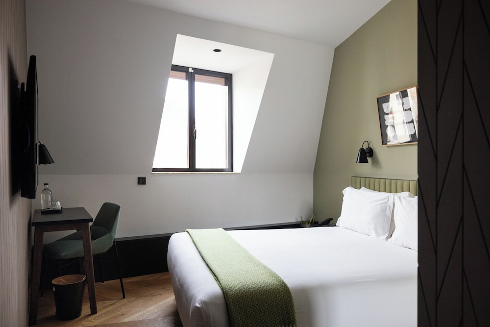ROOM, SMALL