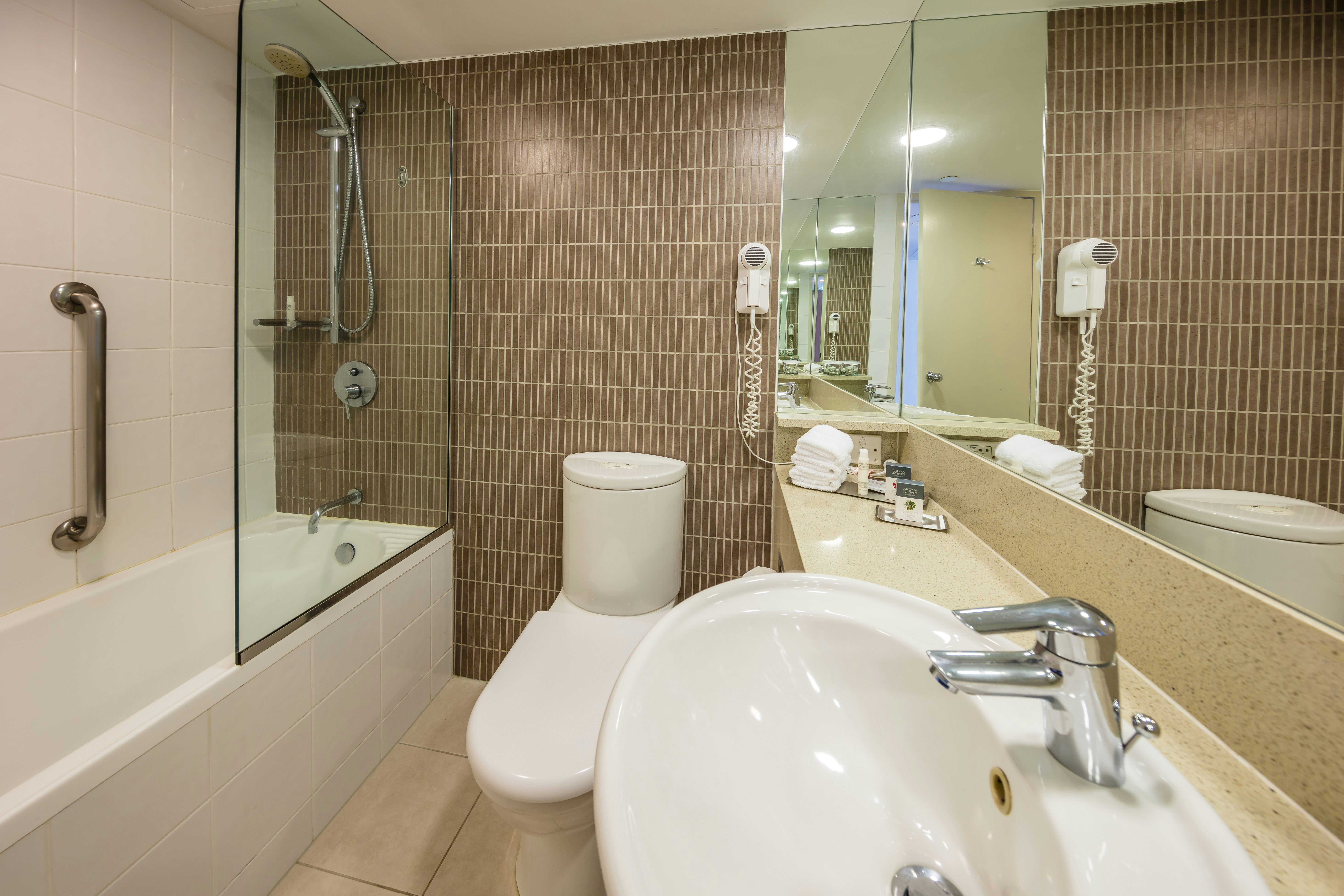 Room, 2 Double Beds, Water View، DoubleTree by Hilton Hotel Cairns 5/6