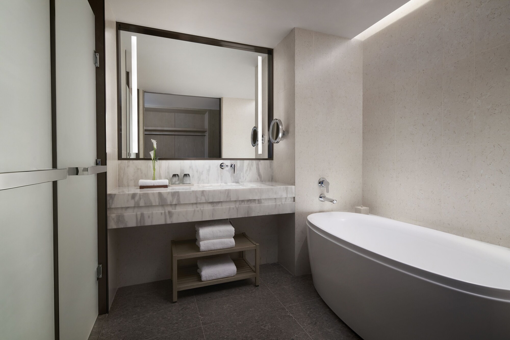 غرفة ديلوكس بسرير كينج بإطلالة على الحديقة بشرفة، Marriott Yalong Bay 4/5