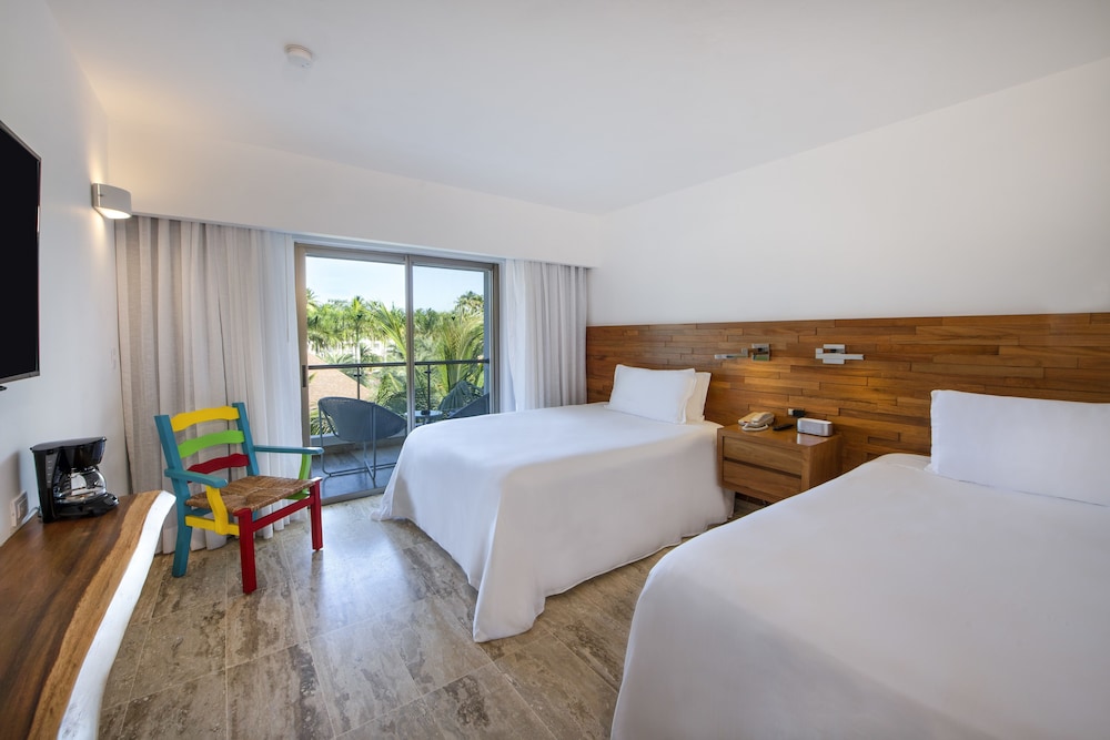 V Room, 2 Queen Beds