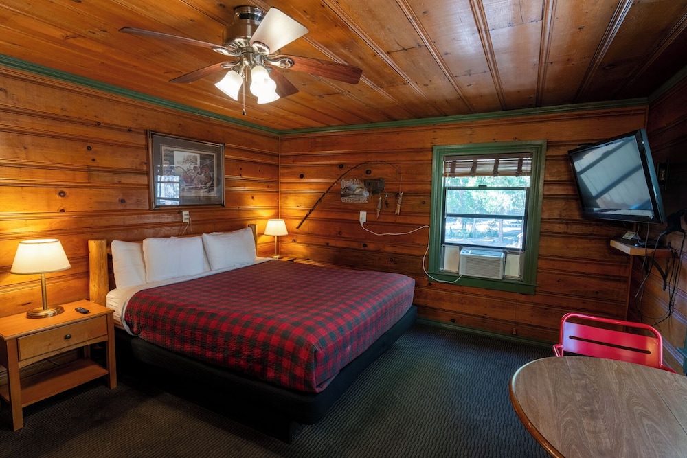 Shaver Lake Village Hotel 15/50