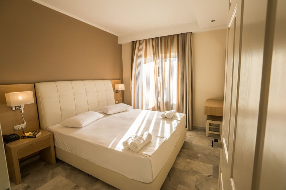 1 BEDROOM, APARTMENT, PARTIAL SEA VIEW