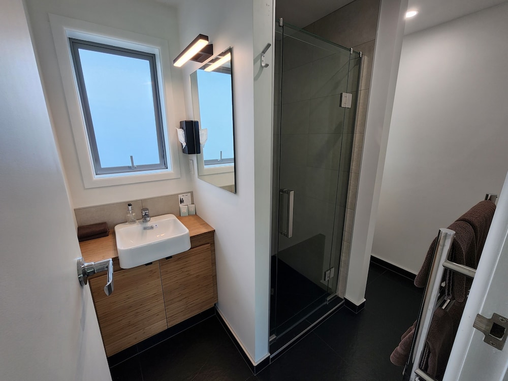 SUPERIOR, STUDIO, QUEEN BED, KITCHENETTE