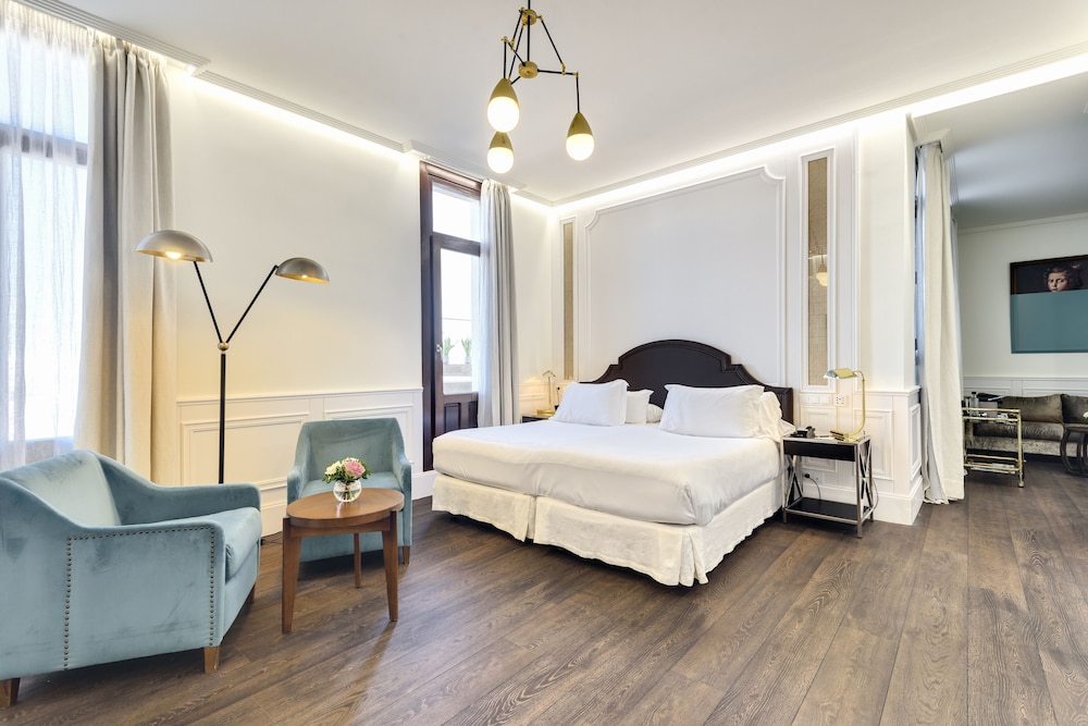 SUITE, JETTED TUB, TERRACE