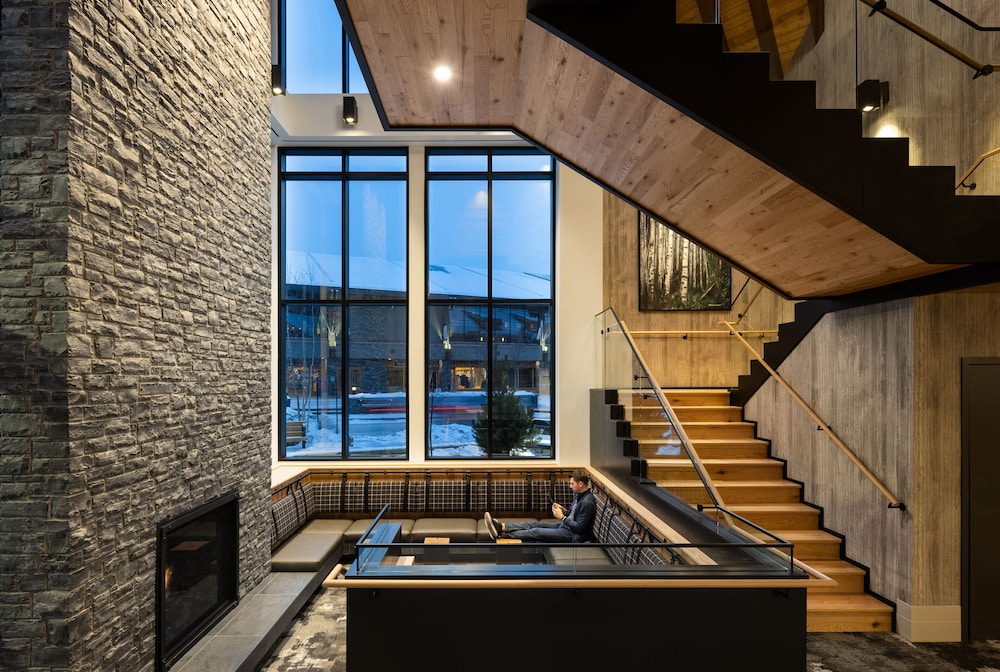 Peaks Hotel & Suites 24/50