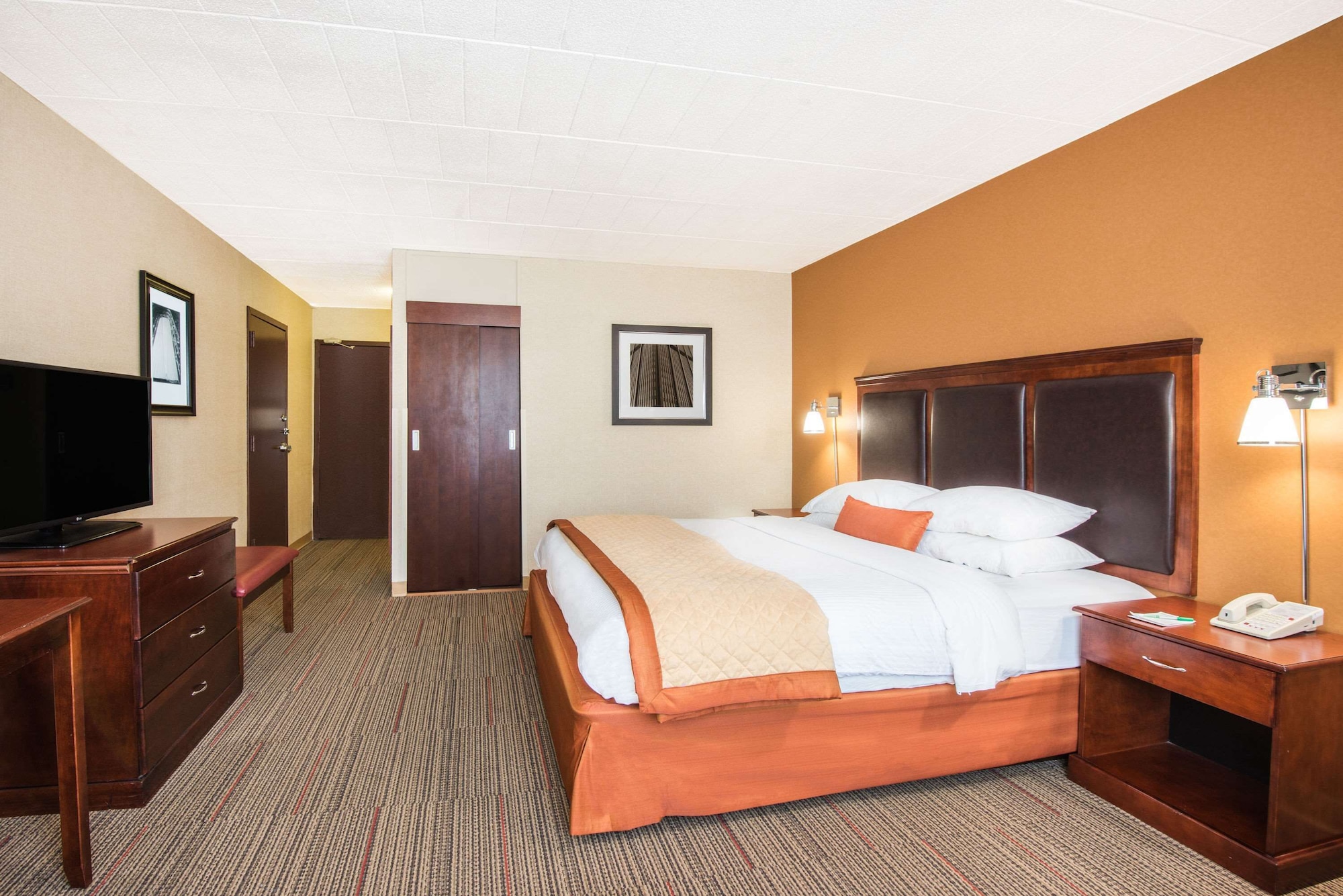 ROOM, KING BED