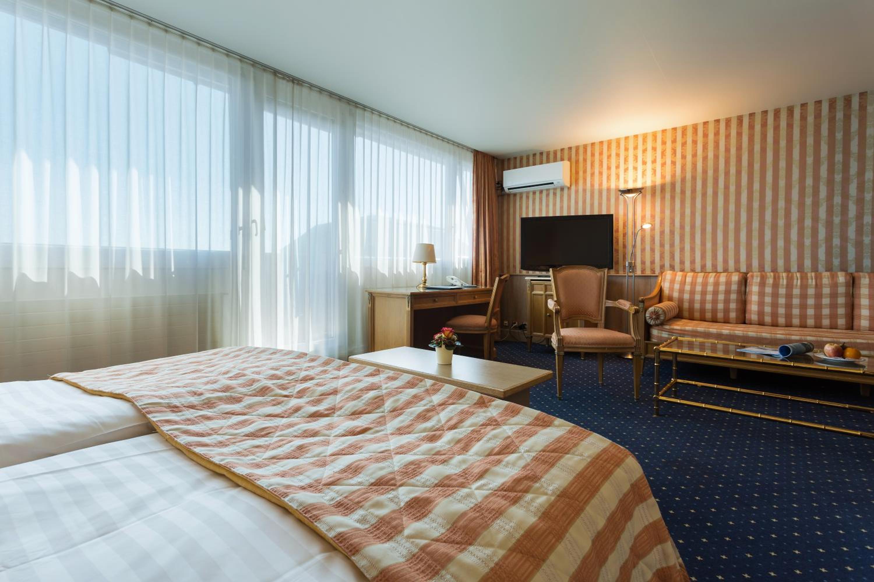 Room, 3 Beds, Lake View